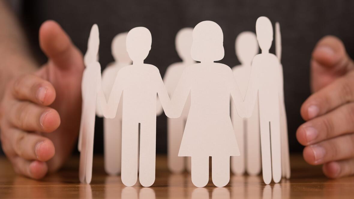 Eine Gruppe Menschen, symbolisch, aus Papierscherenschnitt